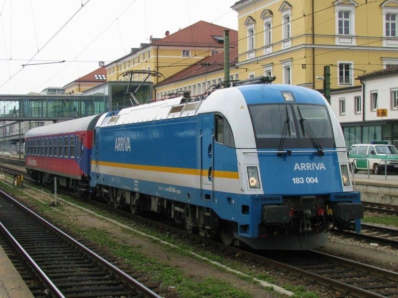 183 004 mit einem BTE Wagen am 01.04.2008 in Regensburg. BTE Wagen kamen aufgrund von Wagenmangel mehrere Monate in den Alex Zgen zum Einsatz.