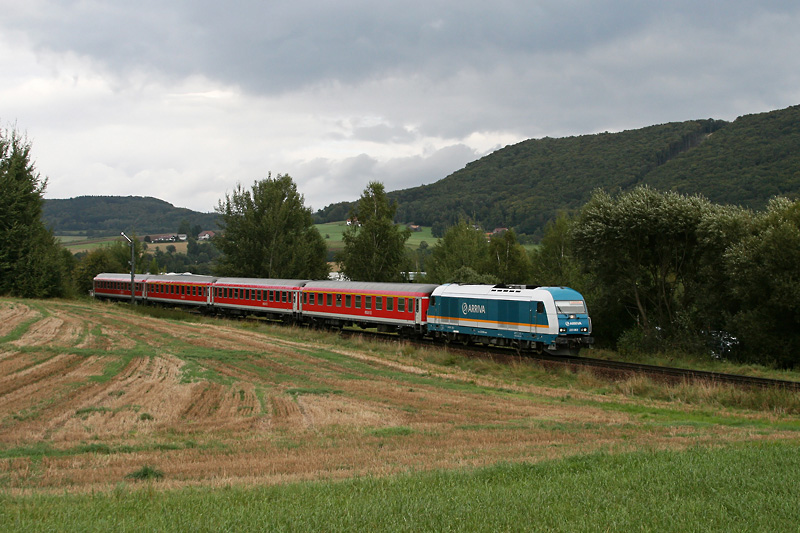 223 063 mit dem RE 352  Jan Hus  aus Prag nach Nrnberg am 5.9.09 am Einfahrsignal von Furth im Wald. Bis zum Fahrplanwechsel im Dezember ist der Einsatz der Alex 223 vor diesem DB Zug planmig.