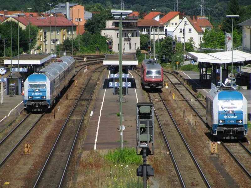 Bahnhof Schwandorf am 08.07.2008 um 11:09: Auf Gleis 1 steht 223 070, auf Gleis 2 610 01x und auf Gleis 4 223 064 mit Alex 86009.