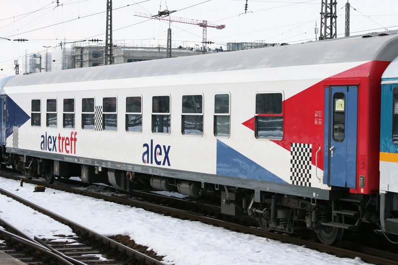 Der Alex treff Wagen 50 46 86-33 191-0 (Bauart BRDpm) am 25.02.2009 in Mnchen Hbf. Mittlerweile wurde auch der erste Wagen dieser Bauart dem neuen Alex Design angepasst.