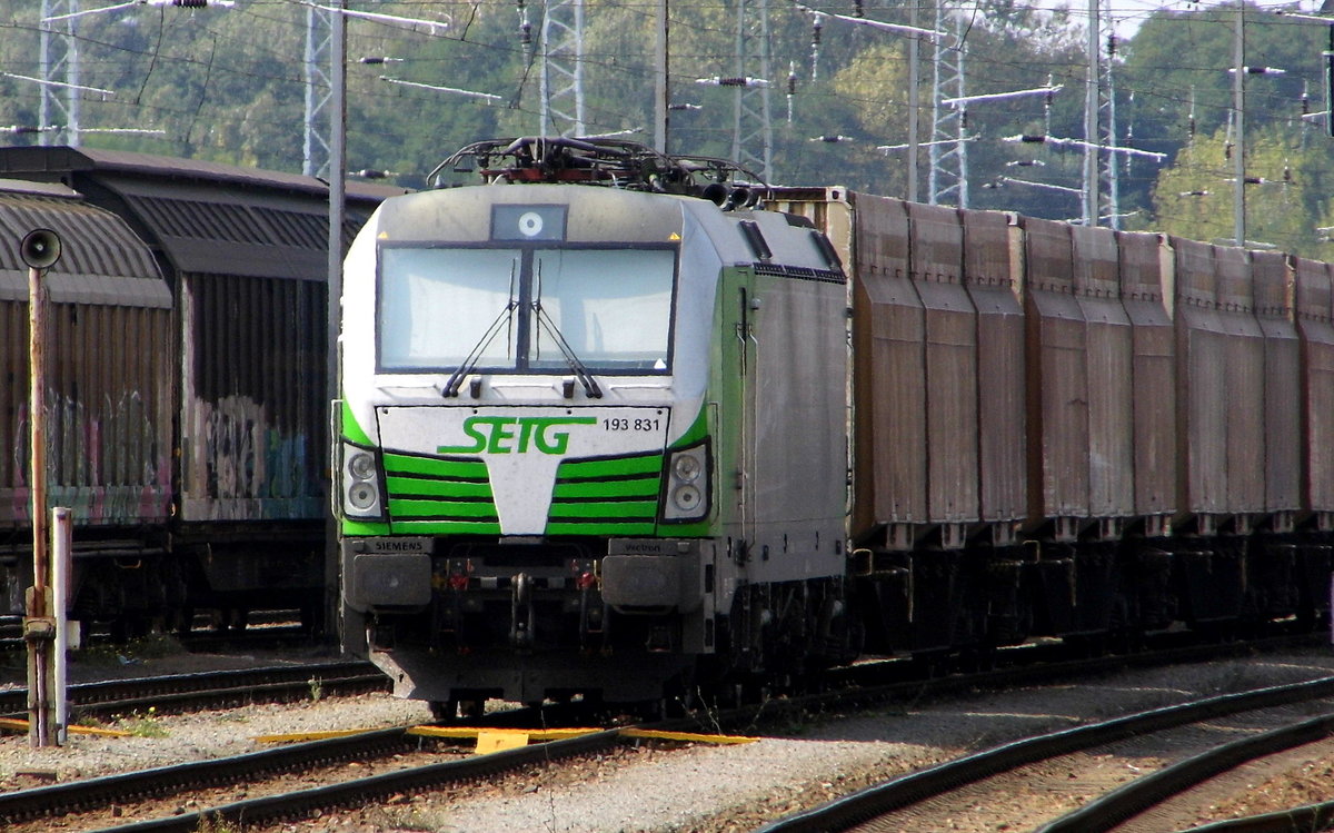 Am 01.08.2016 war die 193 831-5 von der SETG (ELL) in Stendal abgestellt .