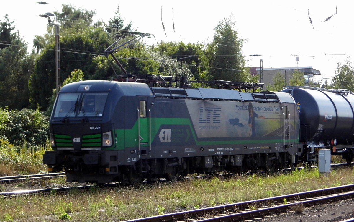 Am 03.09.2016 kam die 193 207-8 von der LTE Logistik (ELL) aus Richtung Salzwedel nach Stendal und fuhr weiter in Richtung Magdeburg . 