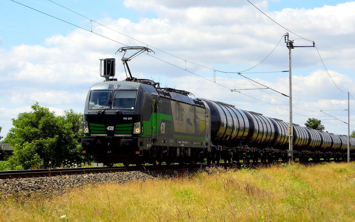 Am 07.07.2016 kam die 193 207 von der LTE Logistik (ELL)  aus Richtung Salzwedel und fuhr nach Stendal .