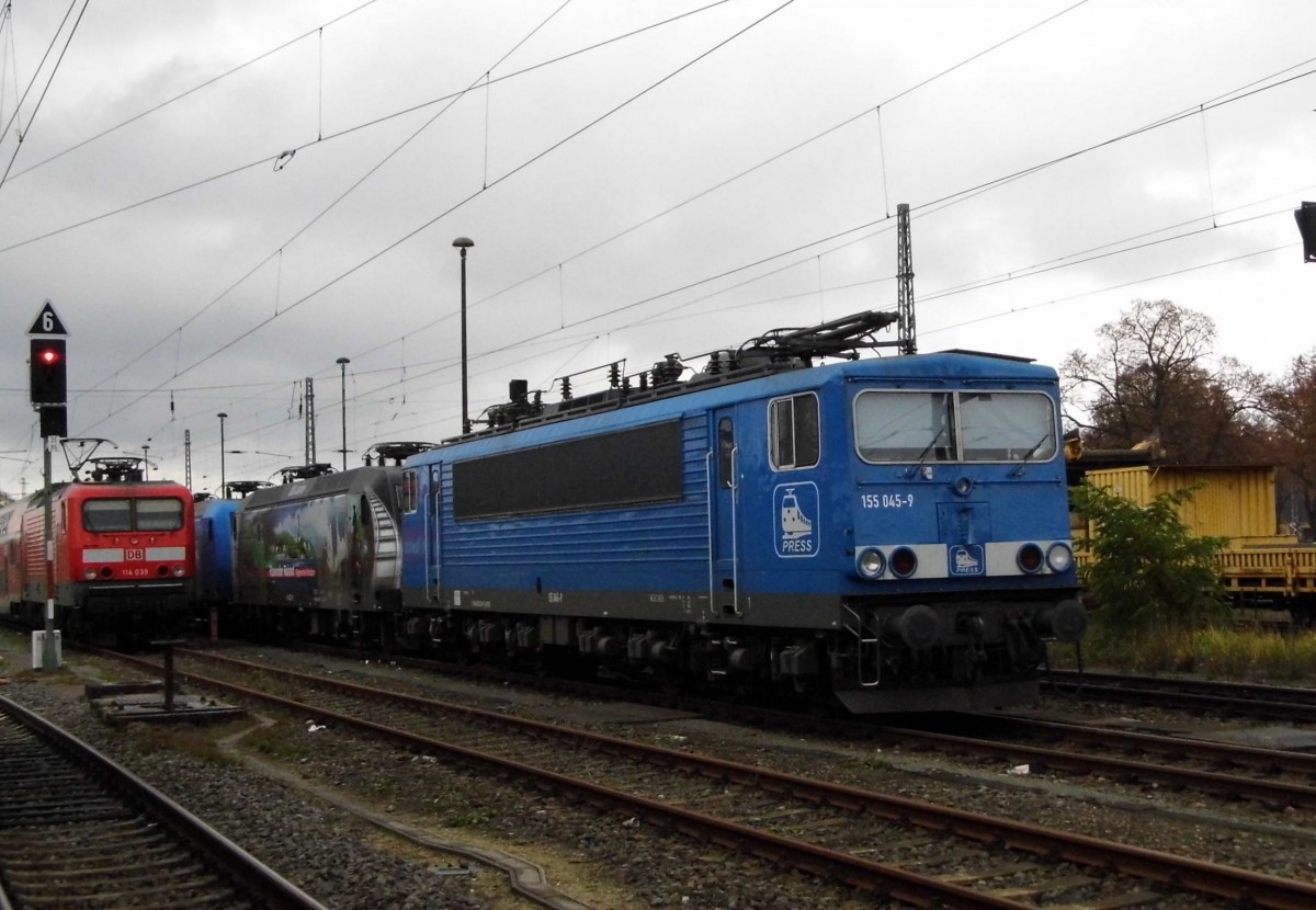 Am 07.11.2015 waren die 145 030-7 und die 145 023-6 und die 155 045-9 von der Press   Stendal abgestellt . 








  