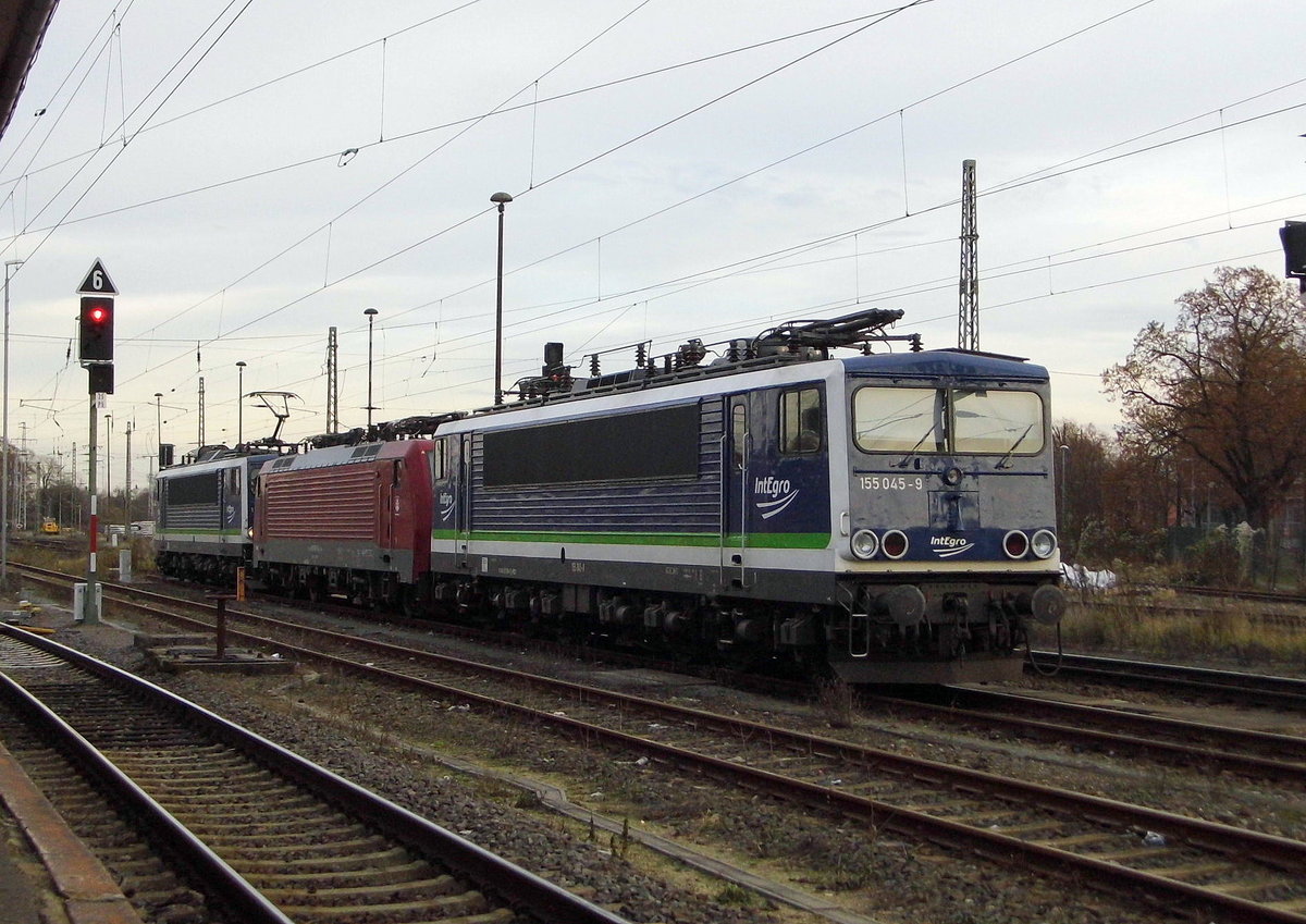 Am 08.12 .2016 waren die 155 048-6 und die 189 800-6 und   die 155 045-9     in Stendal .