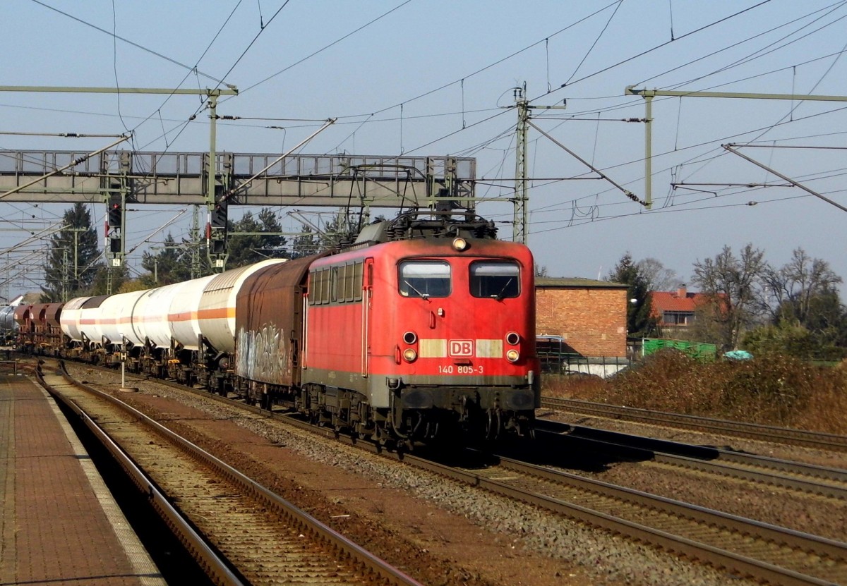 Am 09.03.2016 kam die 140 805-3 von der DB Schenker aus Richtung Braunschweig nach Niederndodeleben und fuhr weiter in Richtung Magdeburg .