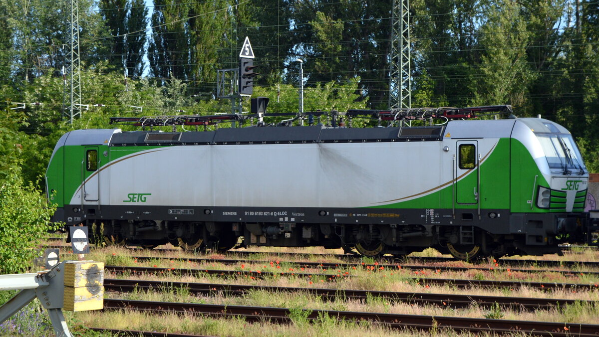 Am 09.06.2021 war die 193 821-6 von der SETG (ELL) in Gbf Stendal abgestellt .