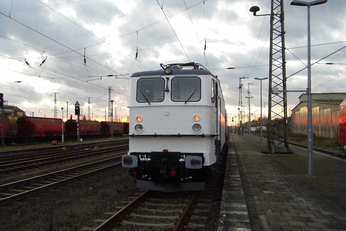 Am 13.11.2017   die  142 042-1  von der EGP – Eisenbahngesellschaft Potsdam,  ist nicht mehr     in EGP-Lackierung .