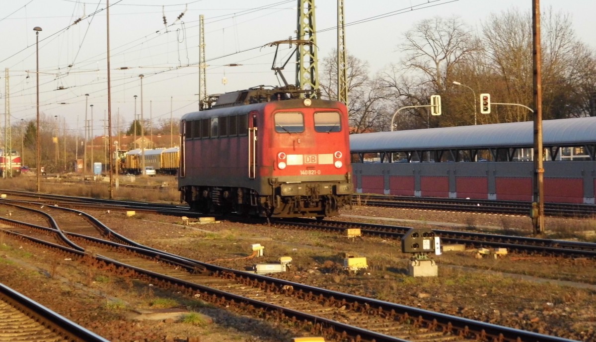 Am 18.03.2015 kam    die 140 821-0 von der DB aus Richtung Hannover nach Stendal und fuhr  weiter in Richtung Magdeburg .