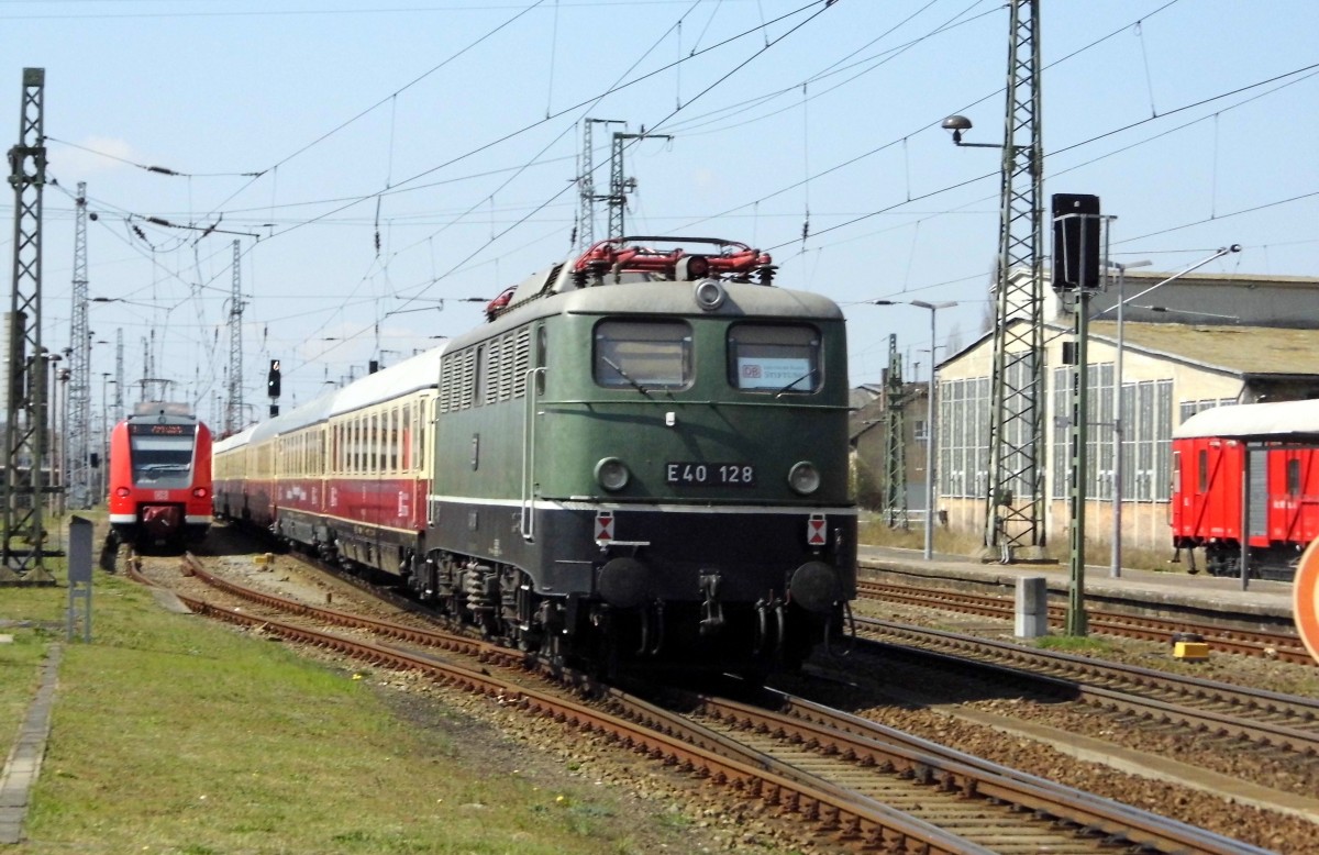 Am 19.04.2015 kamen die 111 001-4  und die E 40 128 von der DB aus Richtung Berlin nach Stendal und fuhr weiter in Richtung Hannover .
