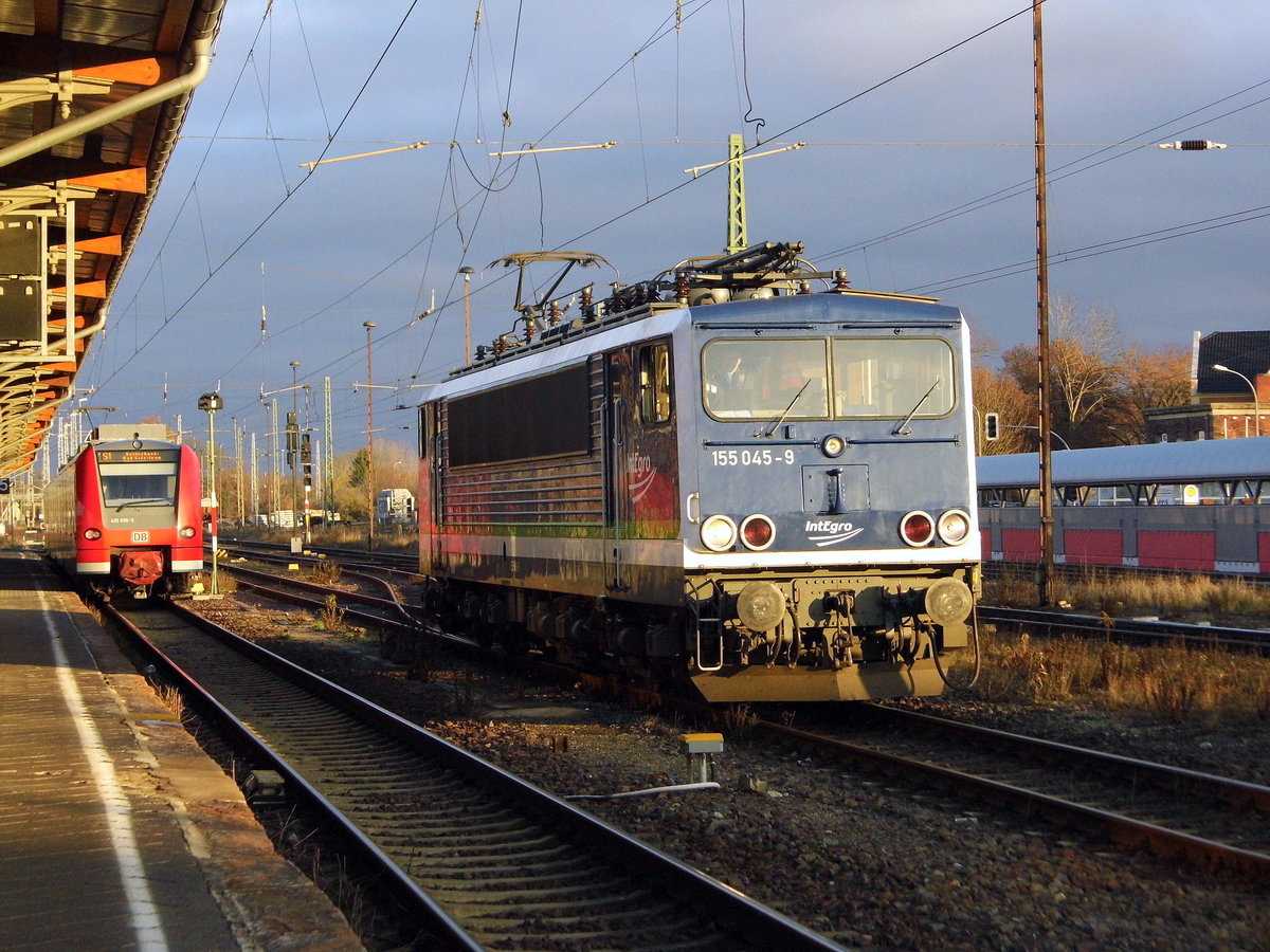 Am 19.12.2016 stand  die 155 045-9 von der IntEgro (Press) in Stendal .