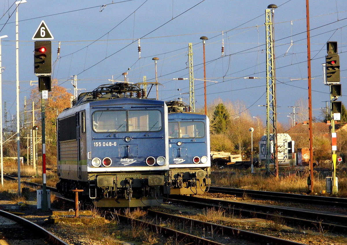 Am 19.12.2016 stand die 155 048-6 und die 155 045-9 von der IntEgro (Press) in Stendal .