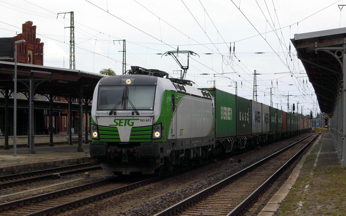 Am 20.08.2016 kam die 193 821 von der SETG (PCW) aus Richtung Magdeburg nach Stendal und fuhr weiter in Richtung Salzwedel .