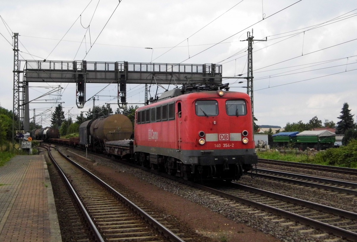 Am 23.07.2015 kam die 140 354-2 von der DB aus Richtung Braunschweig nach Niederndodeleben und fuhr weiter in Richtung Magdeburg .
