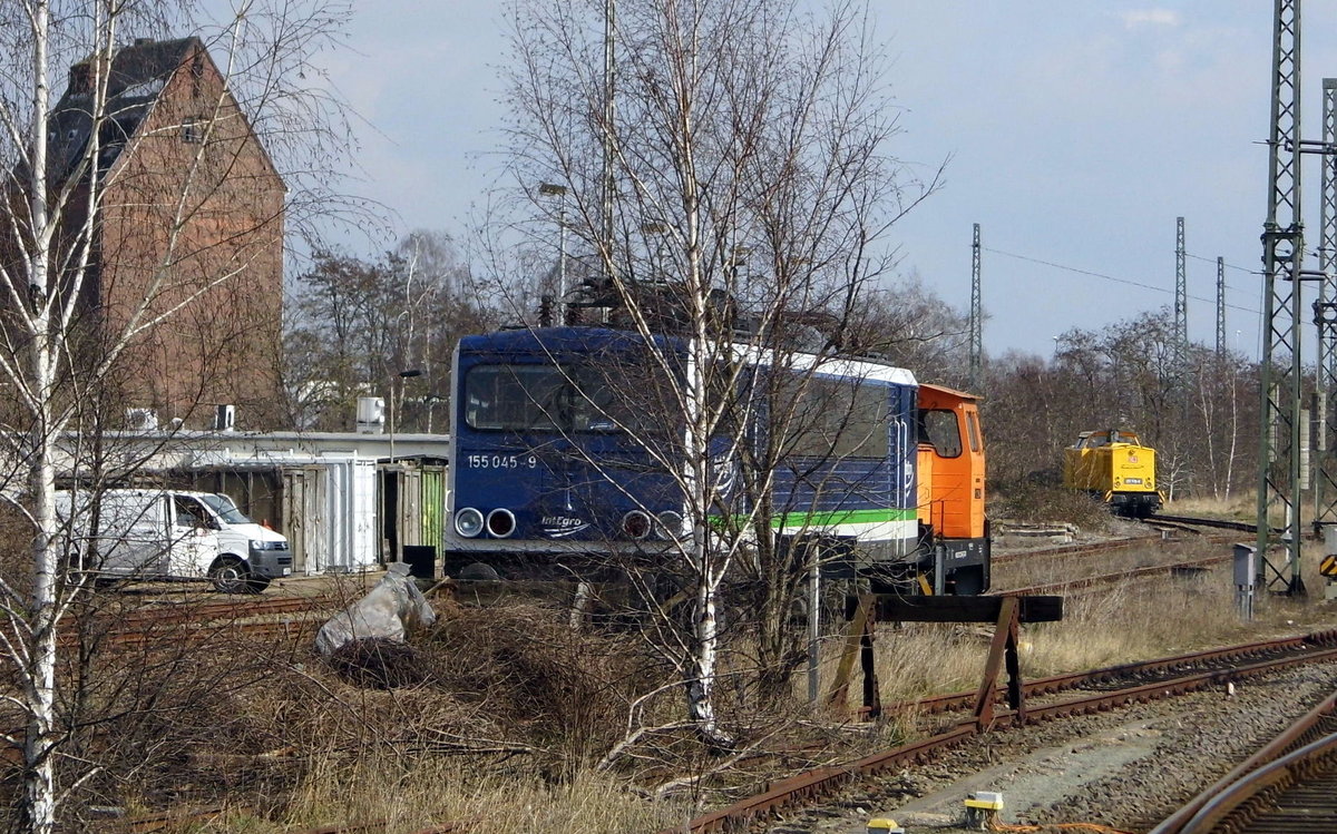 Am 24.03.2016 standen die 155 045-9 von der IntEgro (Press) und die 312 254-6 von der CLR in Stendal  .
