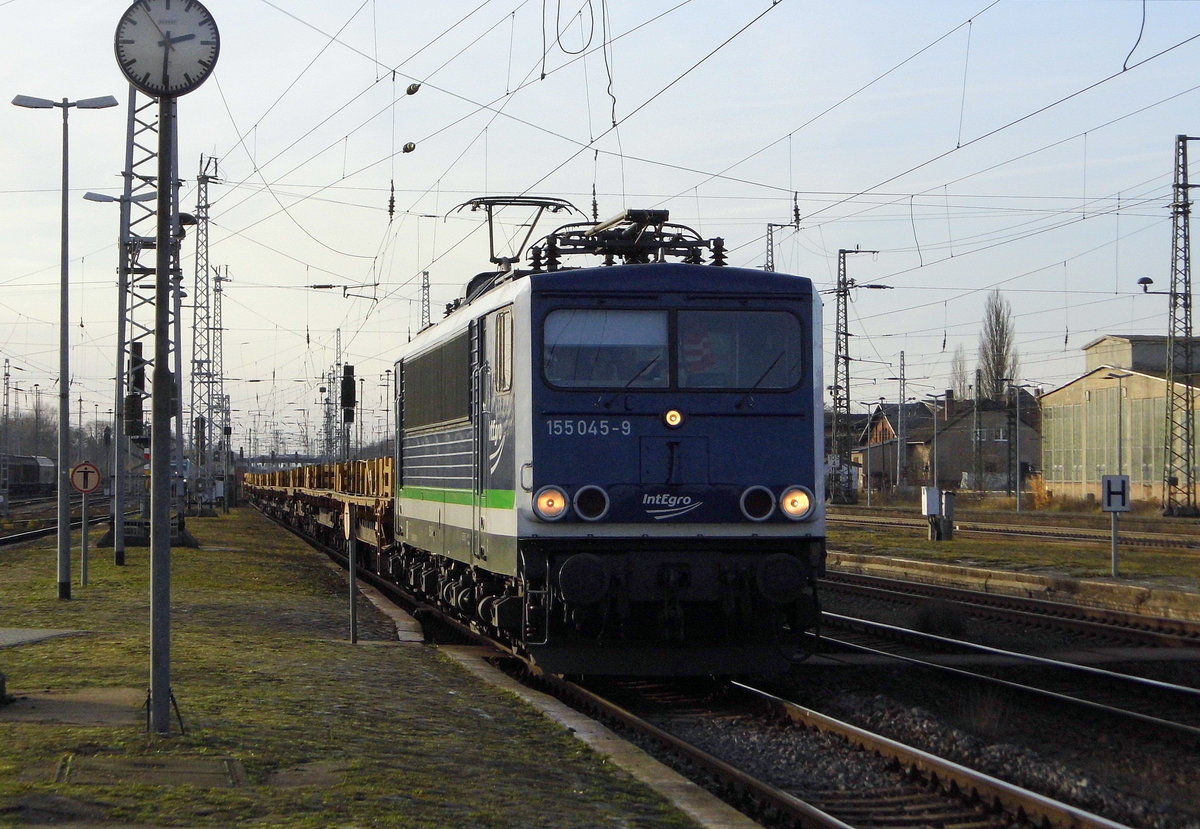 Am 24.11.2016 kam die   155 045-9 von der IntEgro (Press)  aus Richtung Salzwedel nach Stendal und fuhr weiter in Richtung Magdeburg .