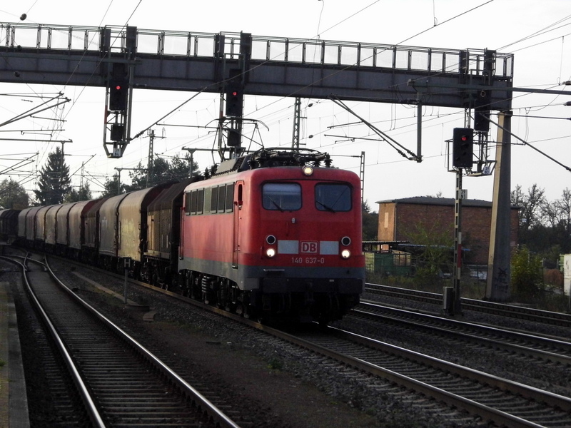 Am 31.10.2014 kam die 140 637-0 von der DB aus Richtung Braunschweig nach Niederndodeleben und fuhr weiter in Richtung Magdeburg .