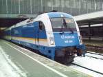 15.01.2010; Mnchen Hbf, Gleis 26: 183 004 steht mit dem ALX 87010 zur Abfahrt bereit. Sie wird den Zug ber Freising - Landshut (Bay) Hbf - Neufahrn (Niederbay) nach Regensburg Hbf fhren.
Dort bernimmt eine Lok der Baureihe 223 zur Weiterfahrt nach Hof Hbf ber Schwandorf - Weiden (Oberpf) - Wiesau (Oberpf) - Marktredwitz.
